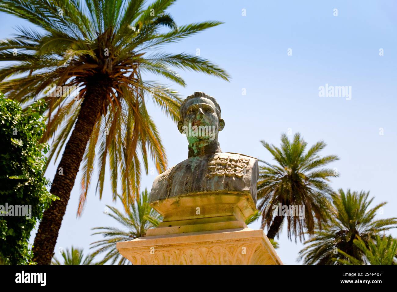 vieux buste en bronze du général sous les palmiers Banque D'Images