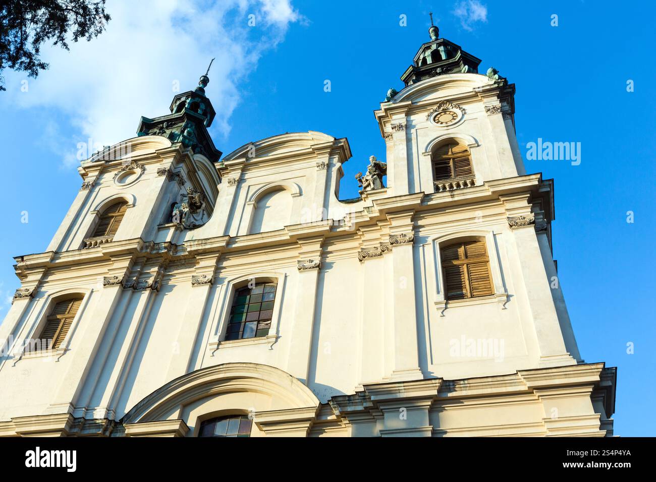 Haut de l'église sur la rue Bandery à Lviv, Ukraine Banque D'Images