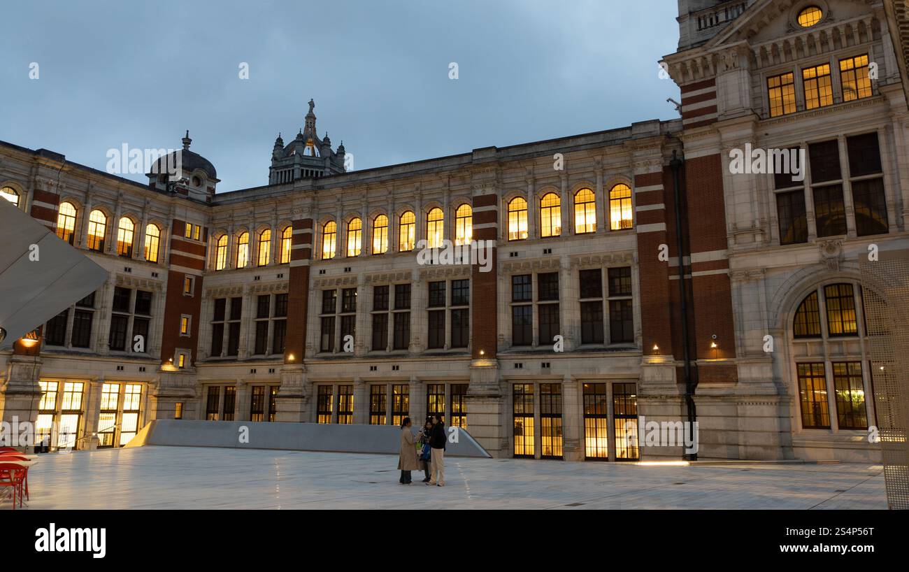 La cour du Victoria and Albert Museum au crépuscule. Londres, Royaume-Uni Banque D'Images