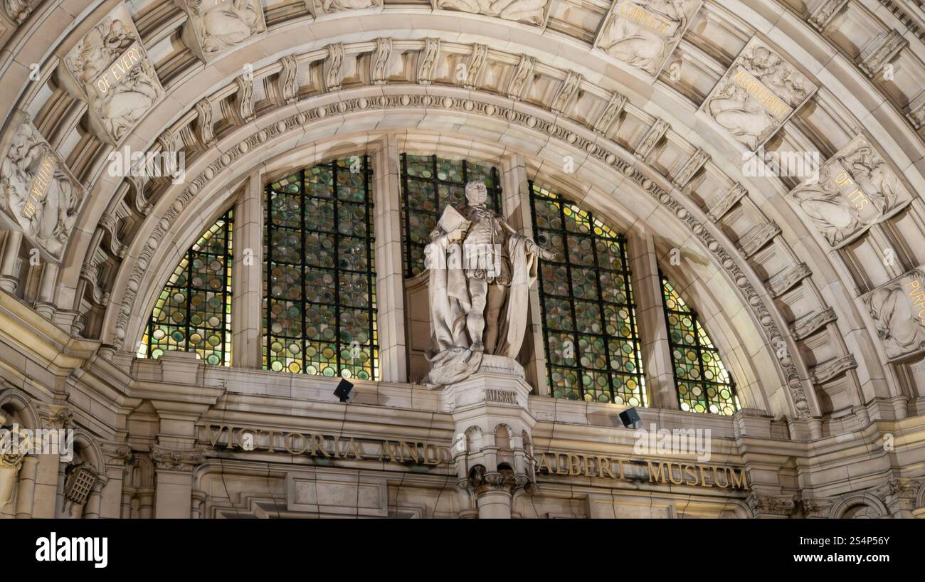 Victoria and Albert Museum signe au-dessus de la porte avec statue. Londres, Royaume-Uni Banque D'Images