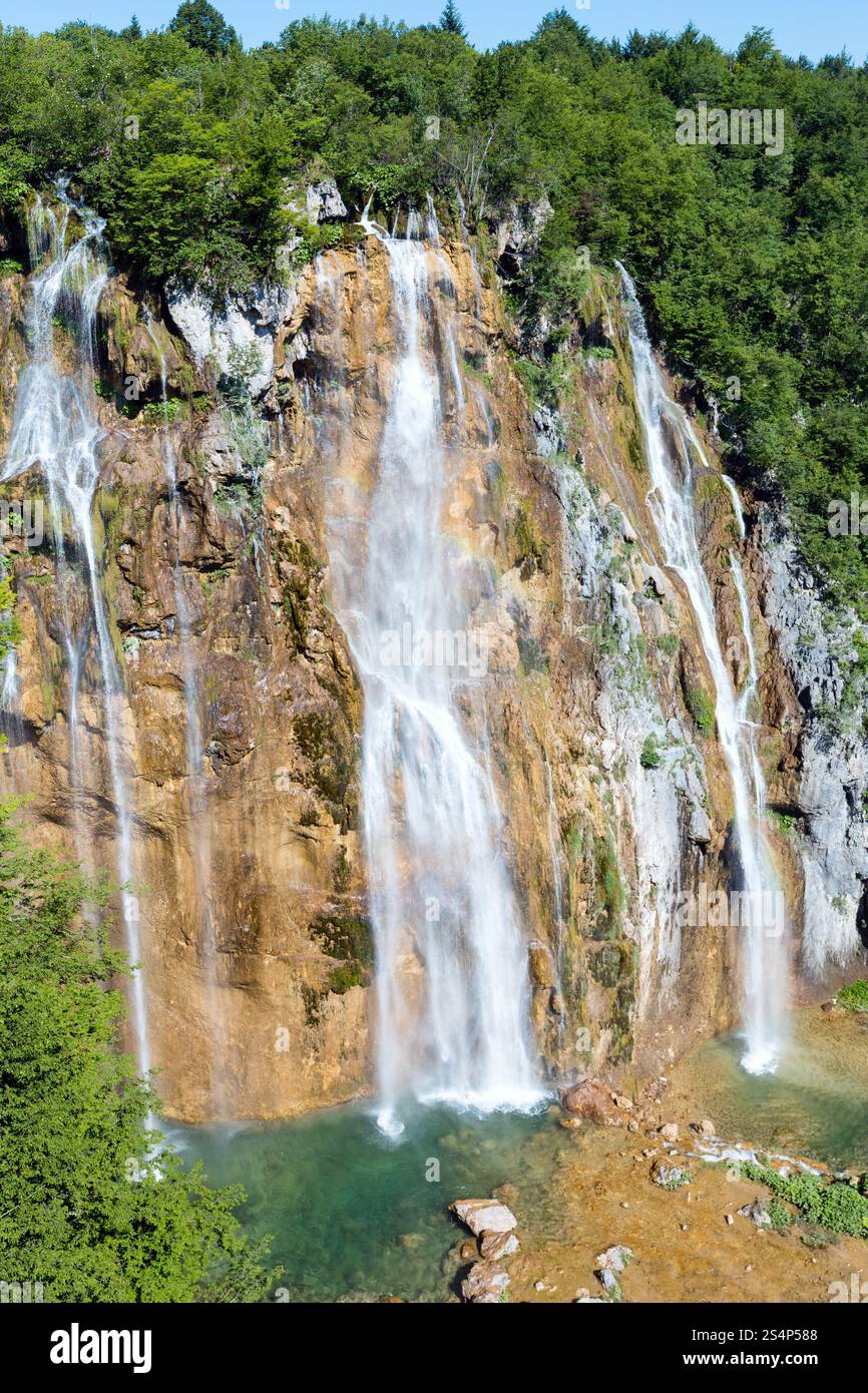 Vue d'été de grande cascade dans le parc national des Lacs de Plitvice (Croatie) Banque D'Images