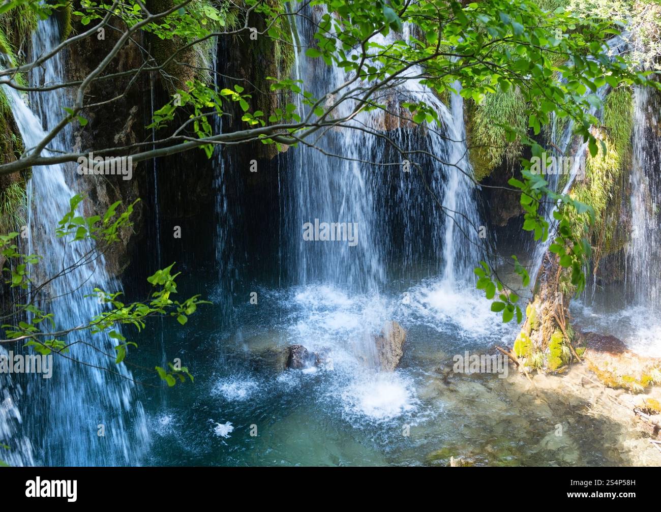 Vue d'été de belle cascade et grotte (le parc national des Lacs de Plitvice, Croatie) Banque D'Images