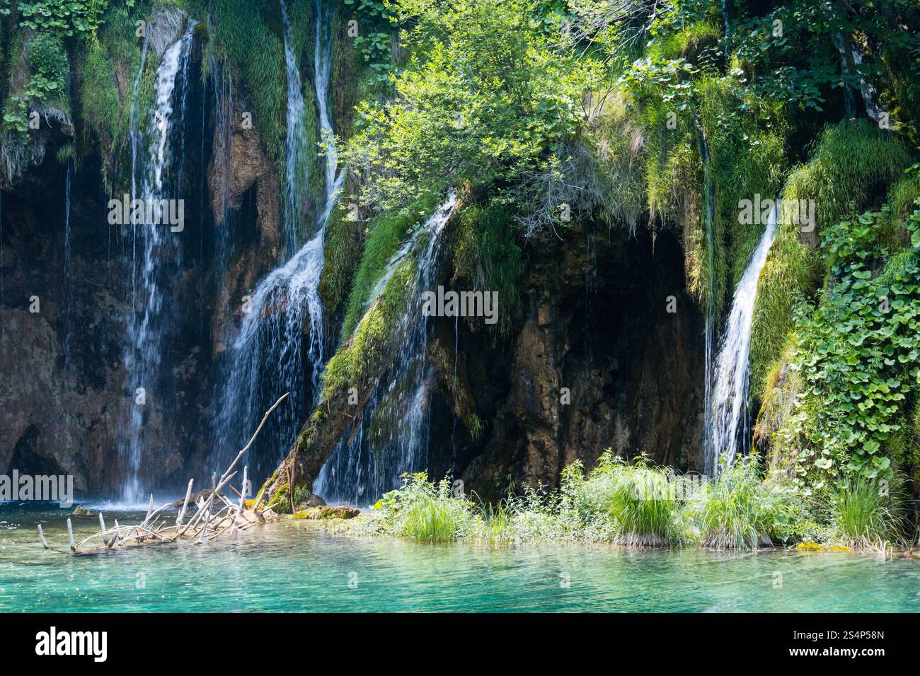 Vue d'été de belle cascade et grotte (le parc national des Lacs de Plitvice, Croatie) Banque D'Images