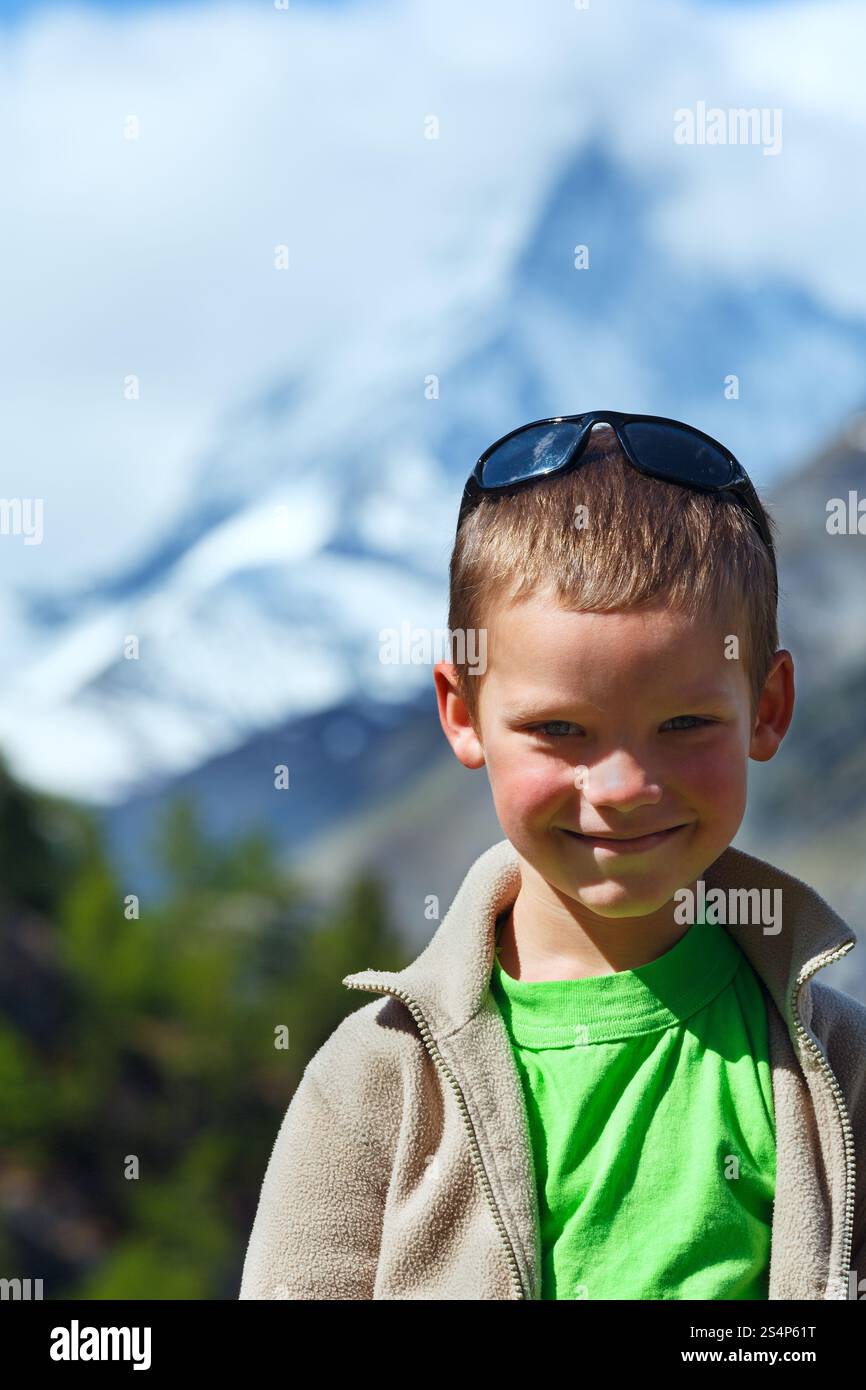 Portrait garçon d'été sur le plateau de montagne Alpes (Suisse) Banque D'Images