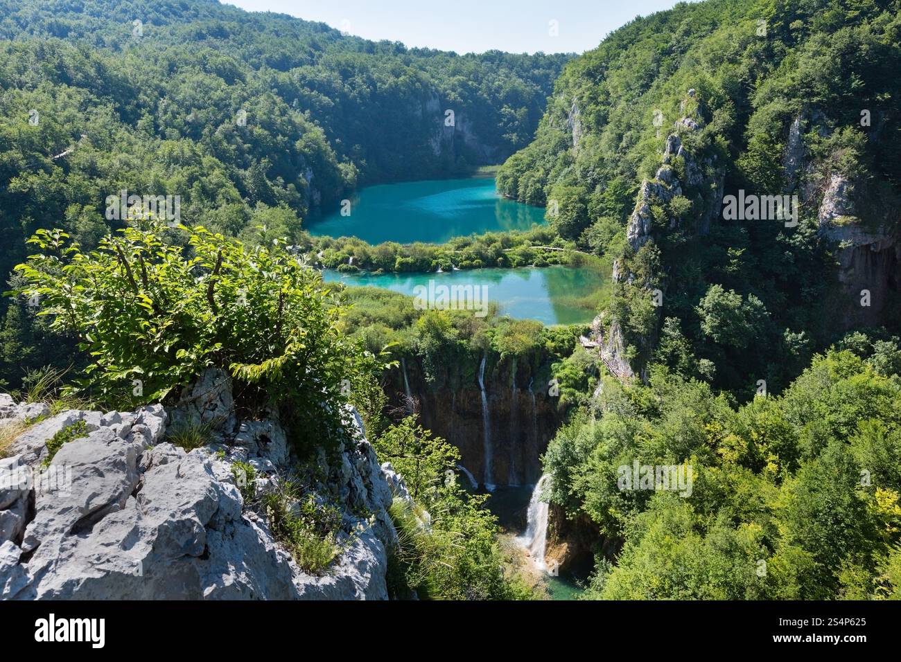 Azur Cascade lacs limpides avec des cascades dans le parc national des Lacs de Plitvice (Croatie) Banque D'Images
