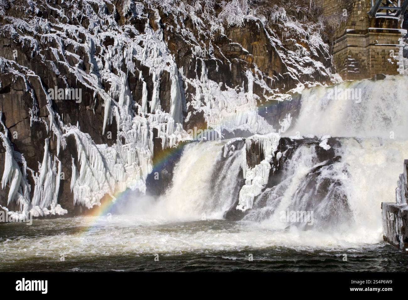 arc-en-ciel sur la cascade de barrage de rivière en hiver Banque D'Images