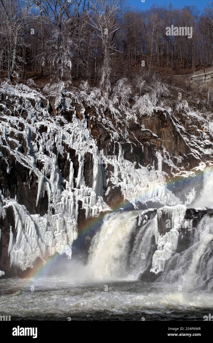 arc-en-ciel sur la cascade de barrage de rivière en hiver Banque D'Images