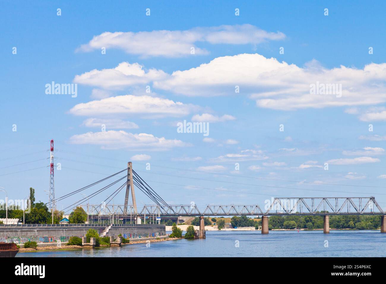 En vertu de cloudscape Podilskyi pont de chemin de fer sur le Dniepr à Kiev, Ukraine Banque D'Images