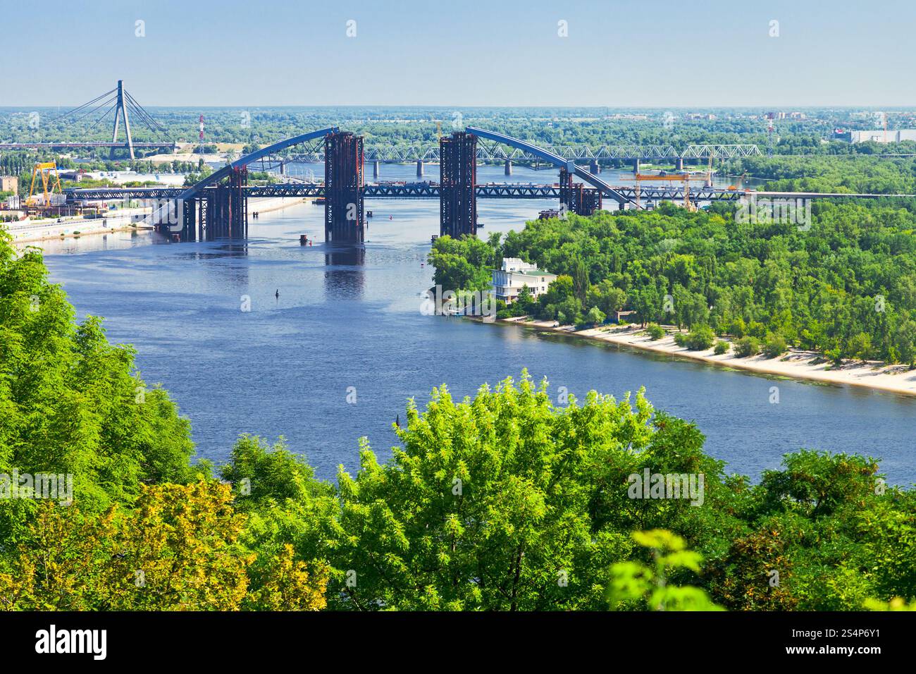 Panorama de Kiev avec Podilsko-Voskresenskyi sur pont du Dniepr à Kiev, Ukraine Banque D'Images