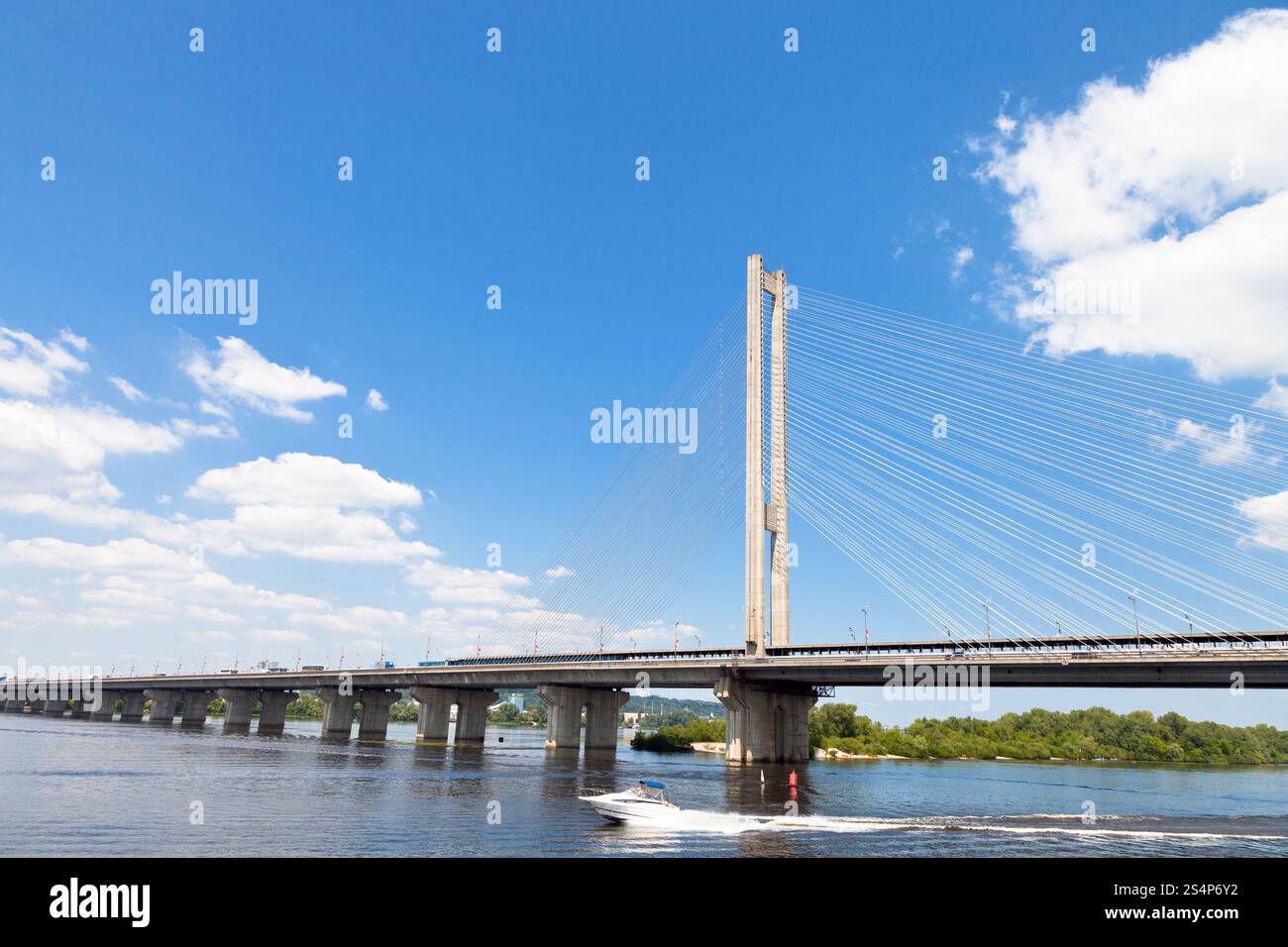 Rybalskyi (pêcheurs) Pont à haubans à travers le fleuve Dniepr à Kiev, Ukraine Banque D'Images