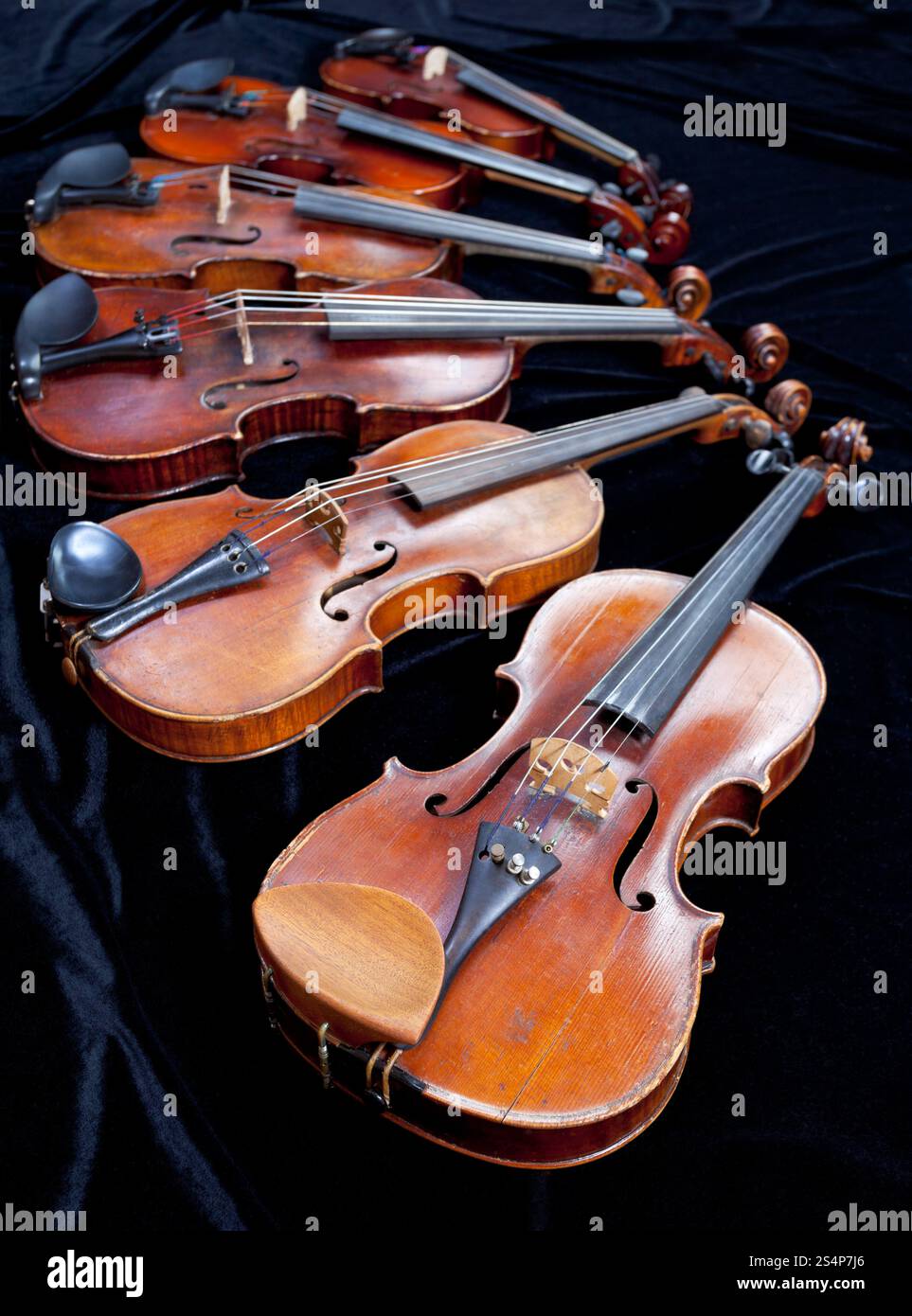 Famille de différentes tailles de violons sur Black Velvet close up Banque D'Images