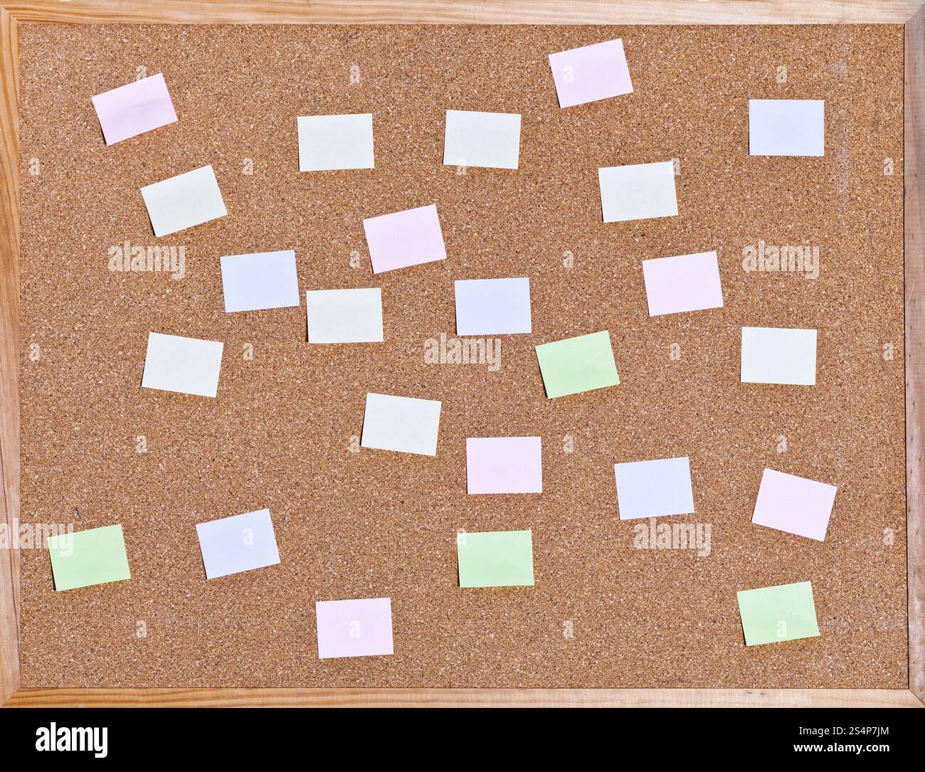 De nombreux memo stick sur sur le panneau de liège dans le cadre en bois Banque D'Images