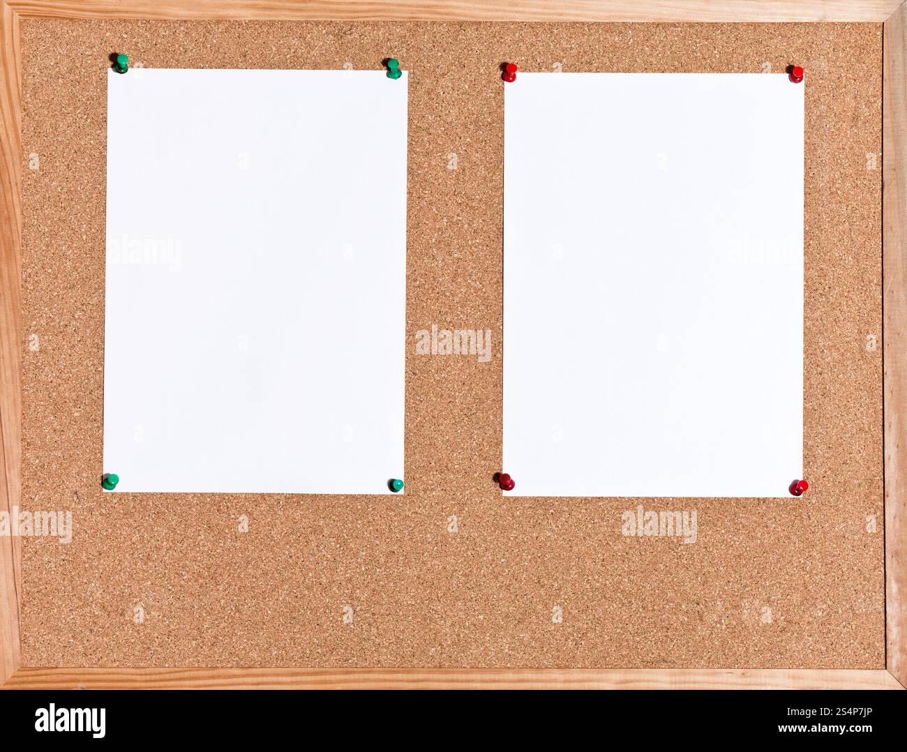 Deux feuilles de papier blanc sur le panneau de liège dans le cadre en bois Banque D'Images