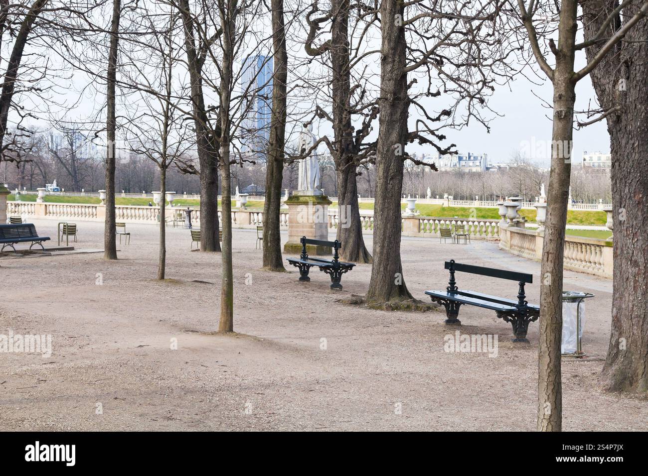 Bancs de jardin en bois vert dans le jardin du Luxembourg à Paris Banque D'Images