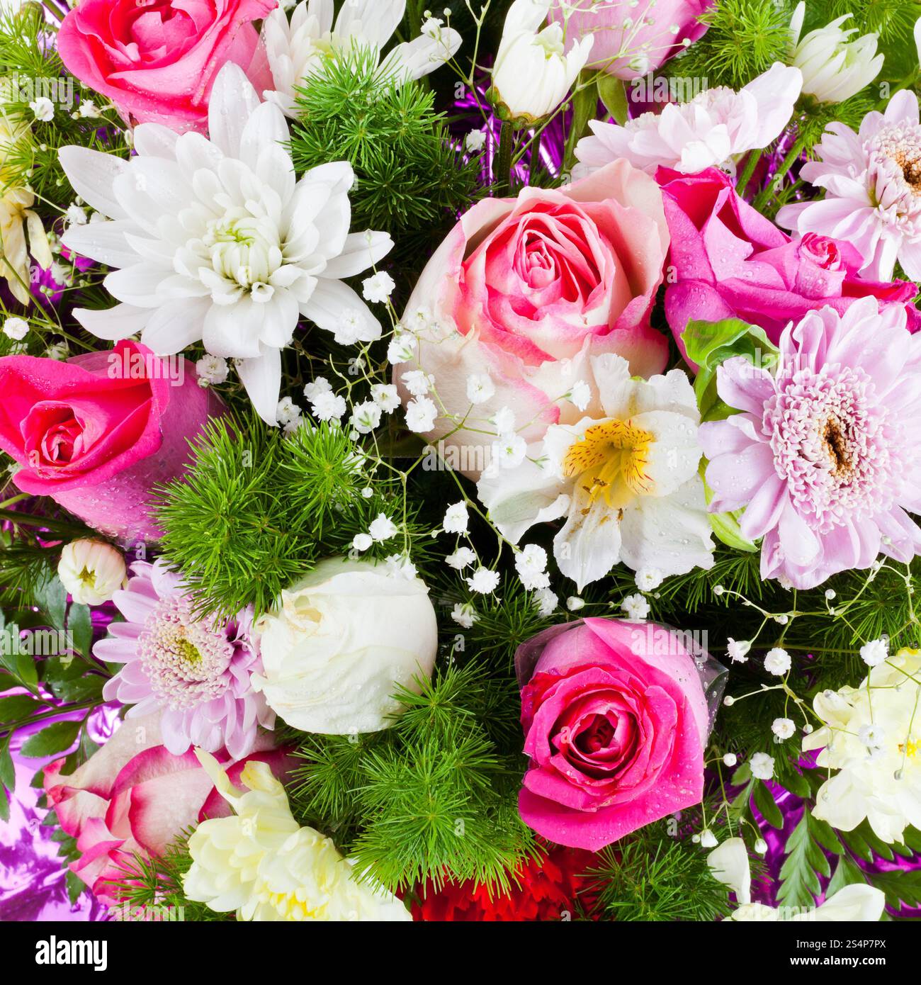 Bouquet de roses et d'un plateau/chrysanths close up Banque D'Images
