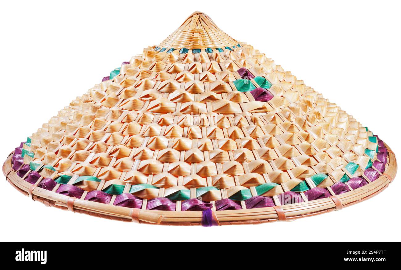 Chapeau de paille conique asiatique isolé sur fond blanc Banque D'Images