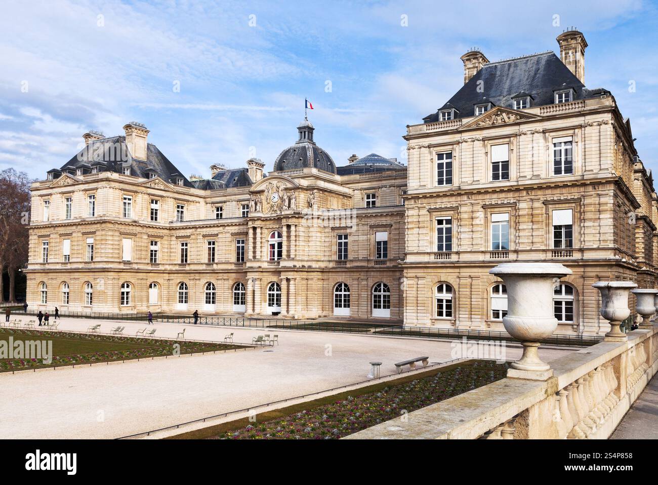 PARIS, FRANCE - 5 MARS : Palais du Luxembourg au début du printemps à Paris le 5 mars 2013. Le palais a été construit comme résidence royale pour Marie de Médicis à Banque D'Images PARIS, FRANCE - 5 MARS : Palais du Luxembourg au début du printemps à Paris le 5 mars 2013. Le palais a été construit comme résidence royale pour Marie de Médicis à Banque D'Images