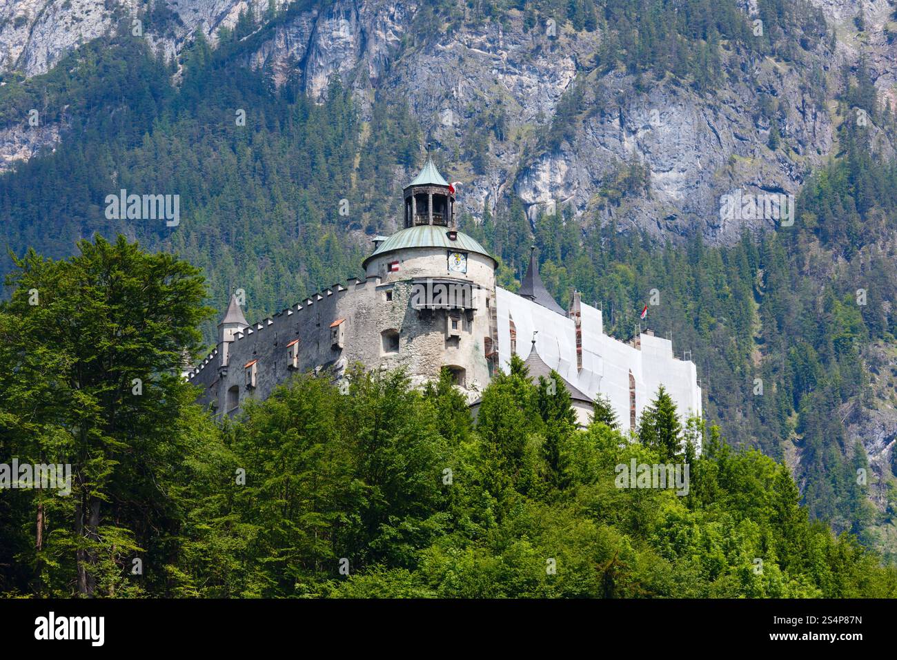 Château de montagne alpes vue d'été (Autriche, Château de Hohenwerfen, a été construit entre 1075 et 1078) Banque D'Images