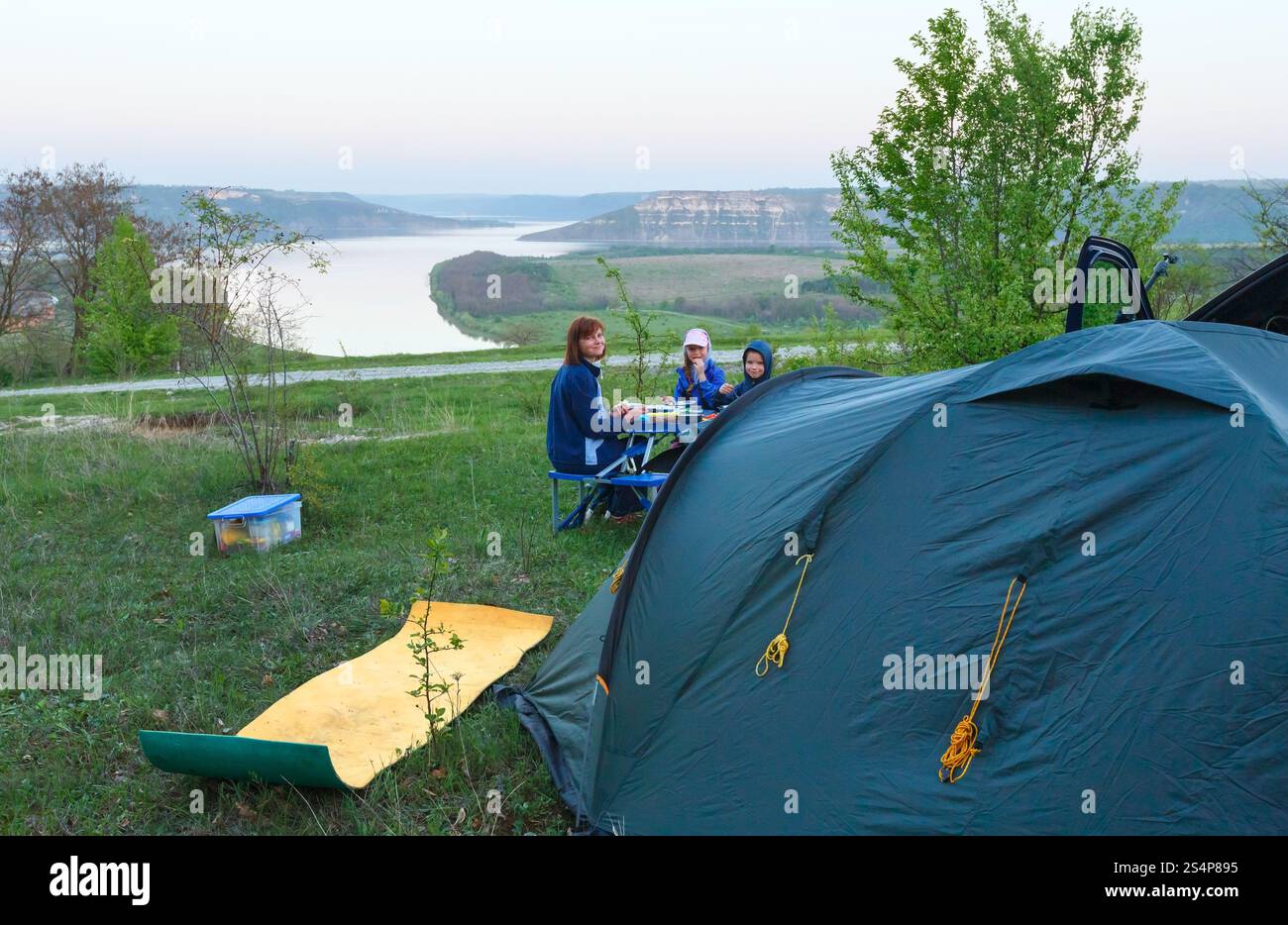 Famille sur spring bank de Dnister river ( Bakota - est un lieu historique règlement submergées, Kiev oblast, Ukraine) Banque D'Images