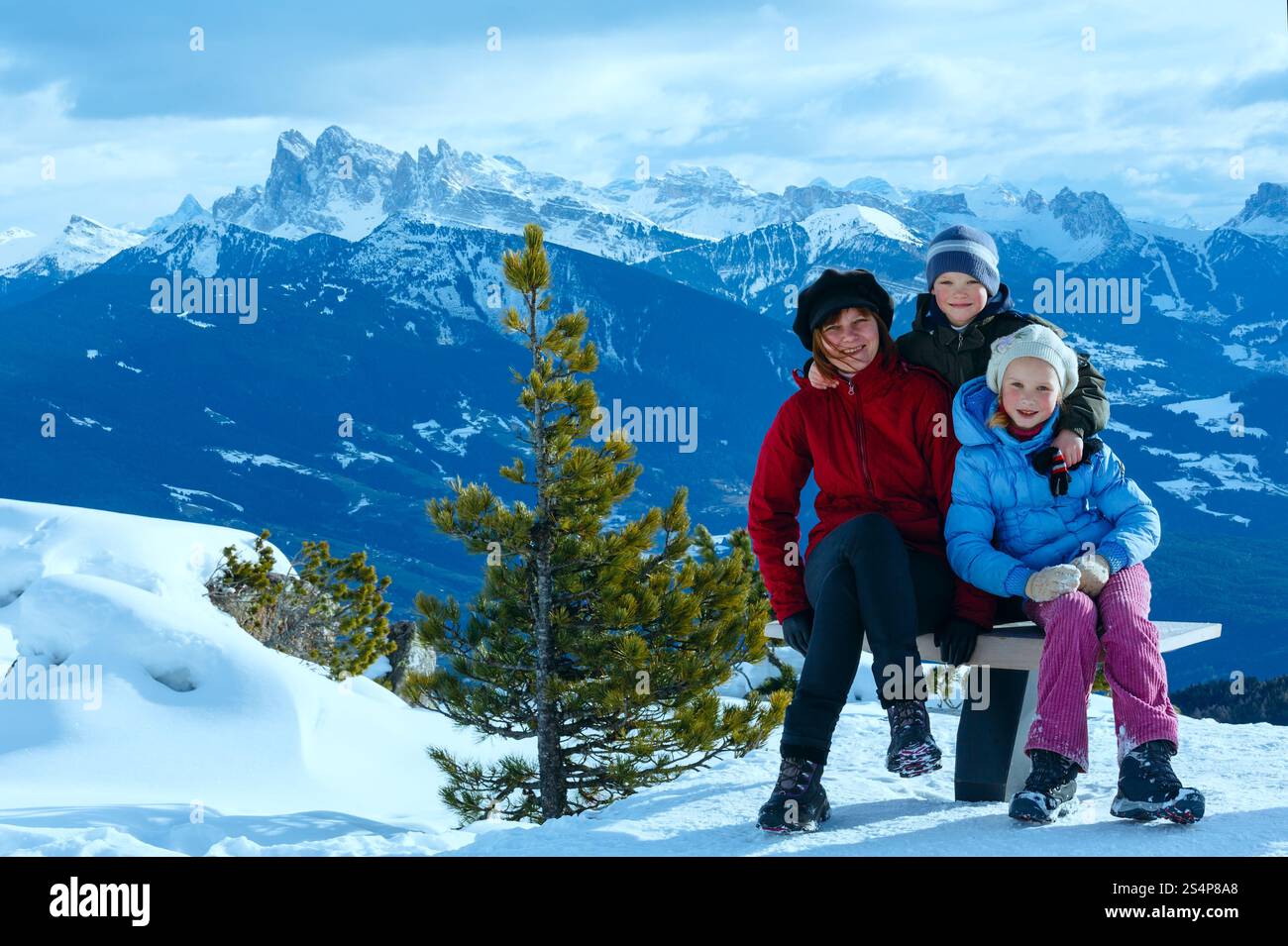 Famille (mère avec deux enfants) faire une promenade sur la pente de montagne d'hiver (vue de Rittner Horn sur Puez Geislergruppe à gauche, Italie) Banque D'Images