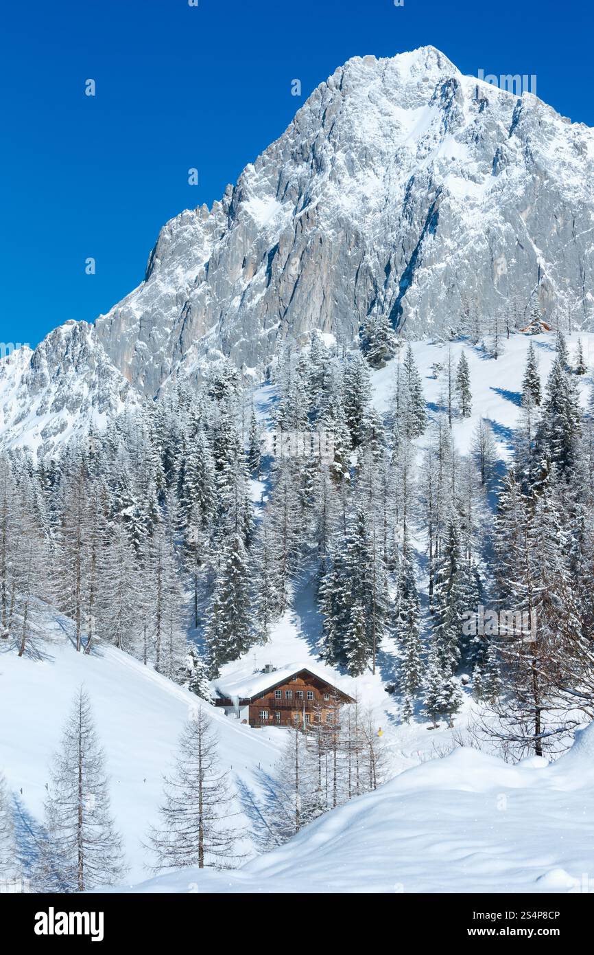 Rock d'hiver avec neige fraîche sur le dessus et de la chambre dans le ravin. Banque D'Images Rock d'hiver avec neige fraîche sur le dessus et de la chambre dans le ravin. Banque D'Images