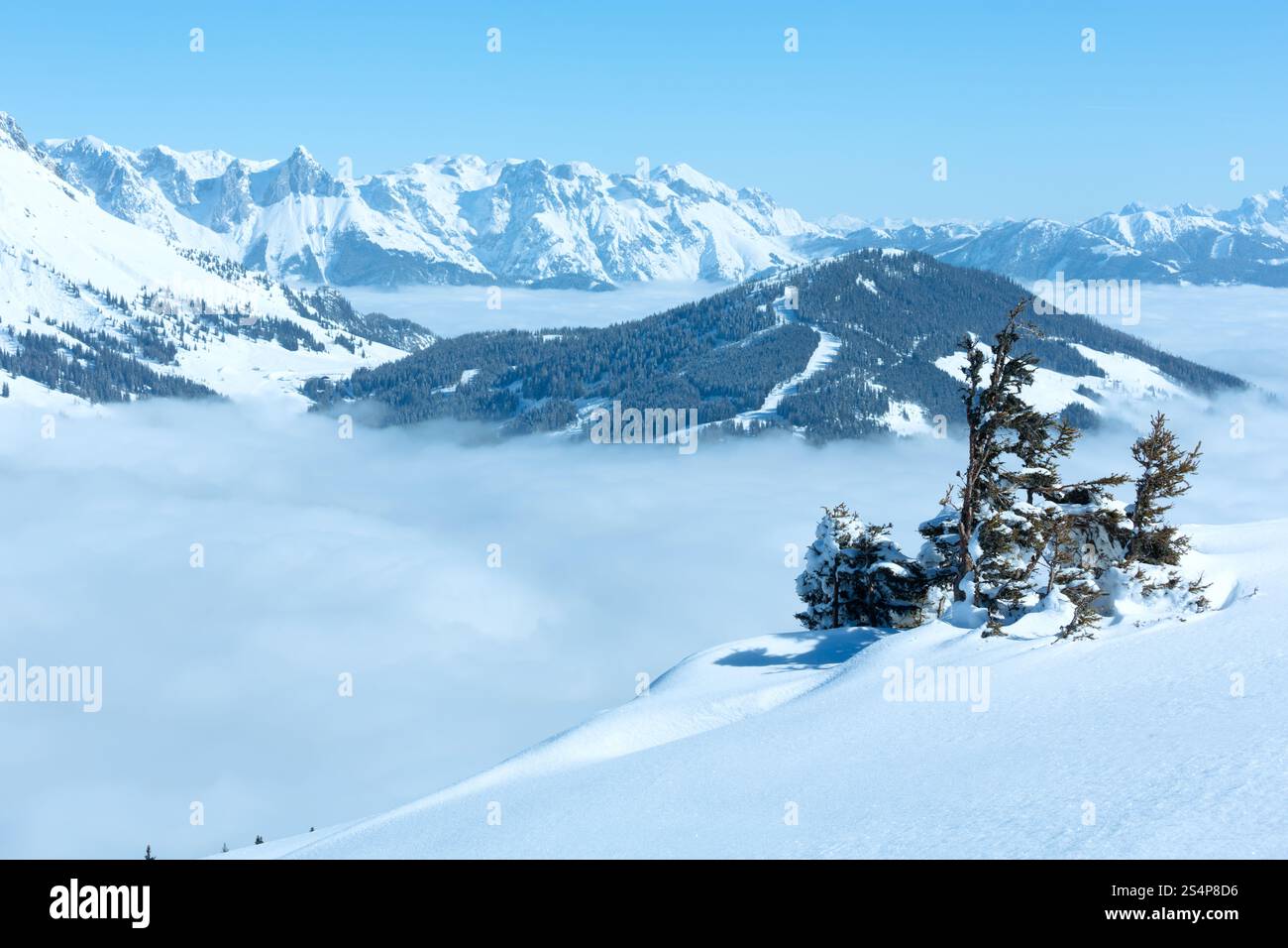 Paysage de montagne Hiver Matin de nuages dans la vallée ci-dessous (Hochkoenig région, Autriche) Banque D'Images