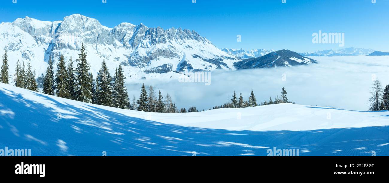 Paysage de montagne Hiver Matin de nuages dans la vallée ci-dessous (Hochkoenig région, Autriche) Banque D'Images