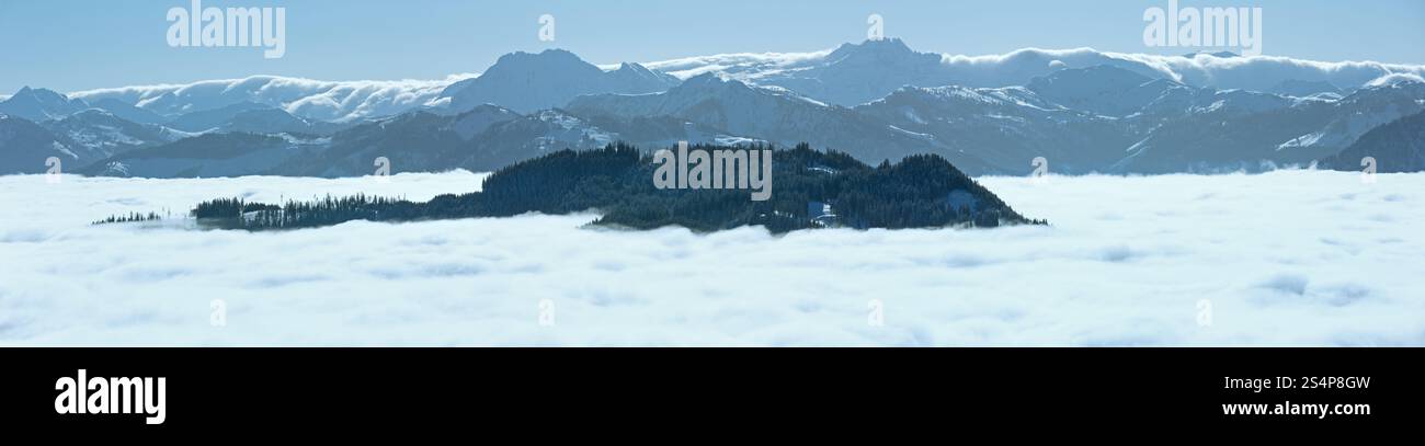Paysage de montagne Hiver Matin de nuages dans la vallée ci-dessous (Hochkoenig région, Autriche) Banque D'Images