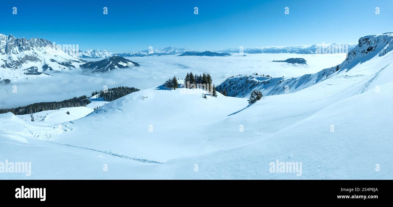 Paysage de montagne Hiver Matin de nuages dans la vallée ci-dessous (Hochkoenig région, Autriche). Toutes les personnes ne sont pas reconnaissables. Banque D'Images