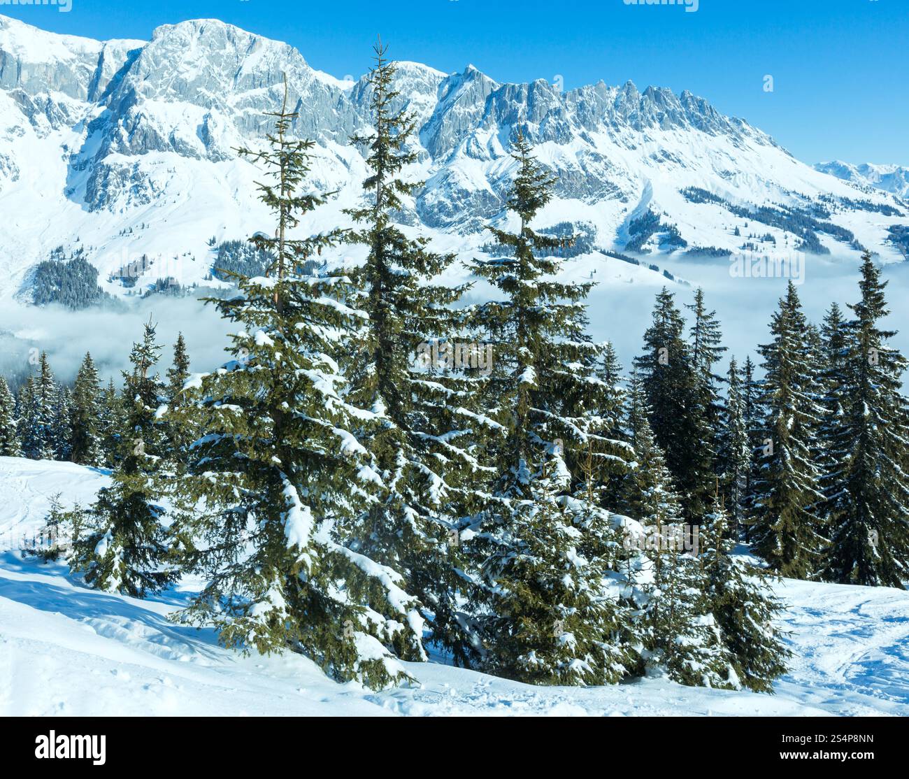 Paysage de montagne Hiver Matin de nuages dans la vallée ci-dessous (Hochkoenig région, Autriche) Banque D'Images