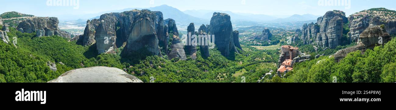Les Météores - rocky important complexe de monastères en Grèce. Panorama de l'été. Banque D'Images