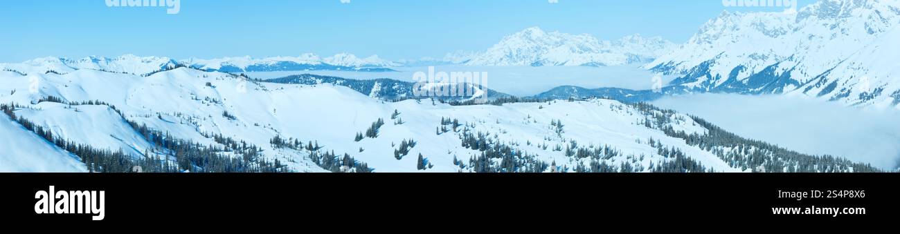 Paysage de montagne Hiver Matin de nuages dans la vallée ci-dessous (Hochkoenig région, Autriche). Toutes les personnes ne sont pas identifiables. Banque D'Images