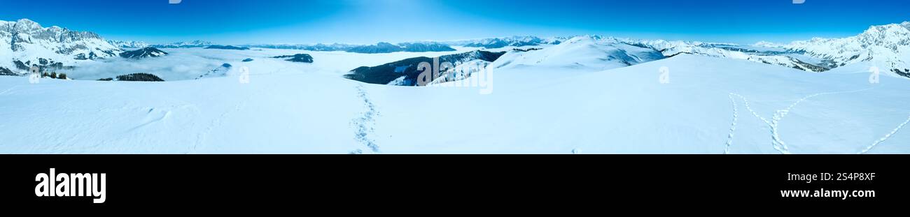Matin montagne hiver panorama avec nuages dans la vallée ci-dessous (Hochkoenig région, Autriche) Banque D'Images