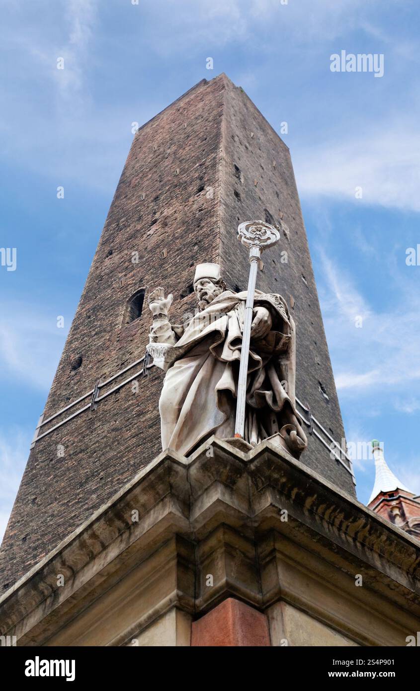 La tour garisenda et la statue de Saint Pétrone sous ciel bleu à Bologne, Italie Banque D'Images