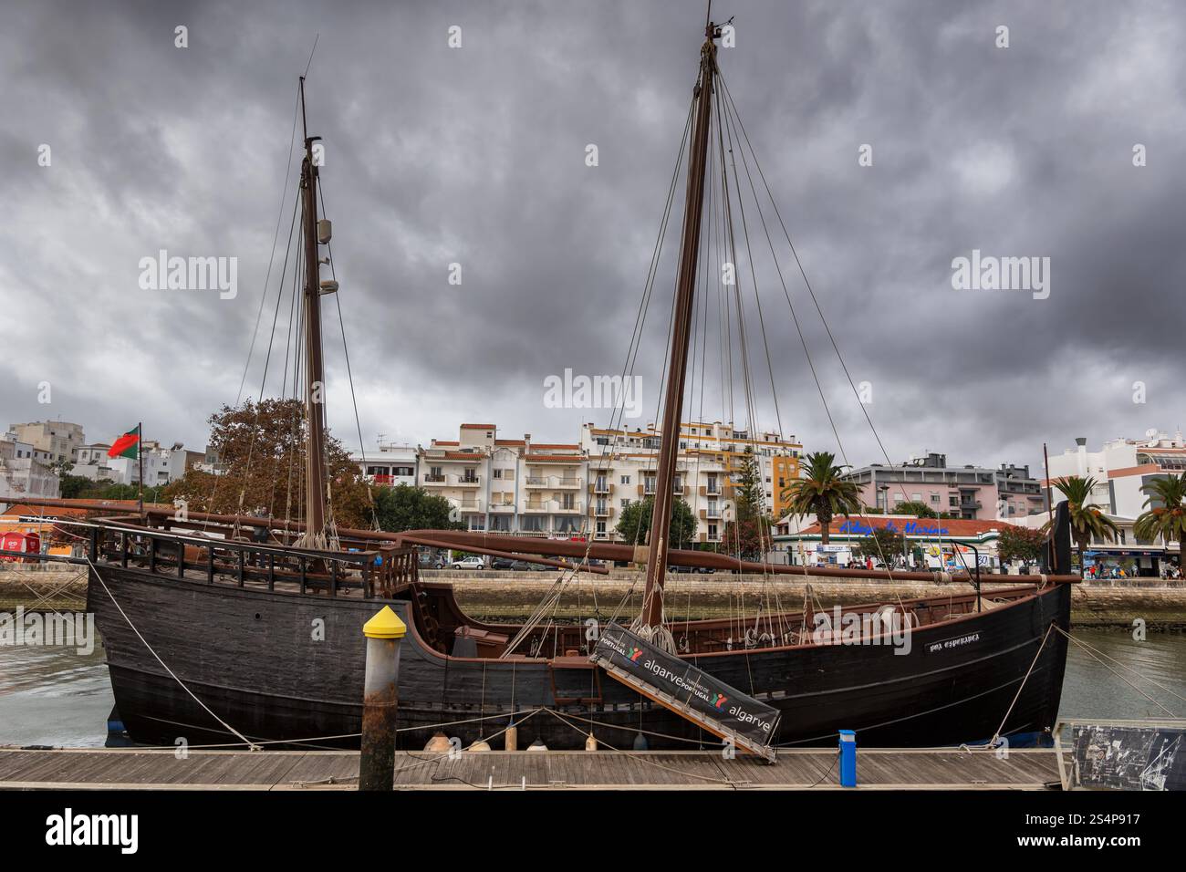 Caravel Boa Esperanca, réplique du voilier historique utilisé par Bartolome Diaz et musée flottant à Lagos, Portugal. Banque D'Images
