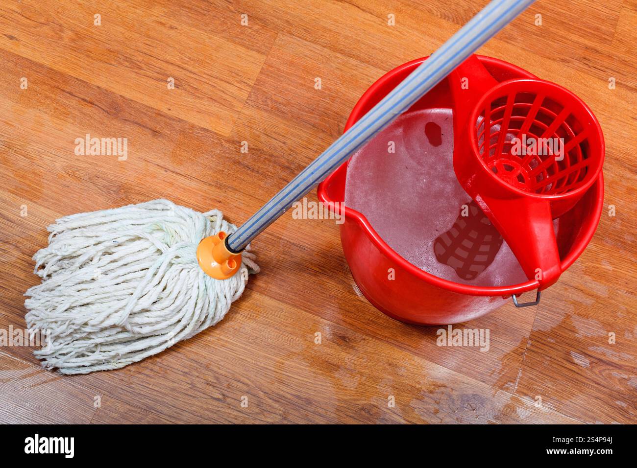 Le nettoyage des planchers mouillés par la MOP et du seau avec l'eau de lavage Banque D'Images