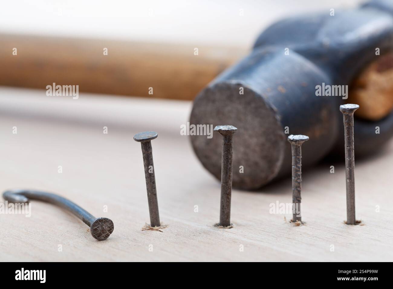 Marteau, clous en bois close up Banque D'Images