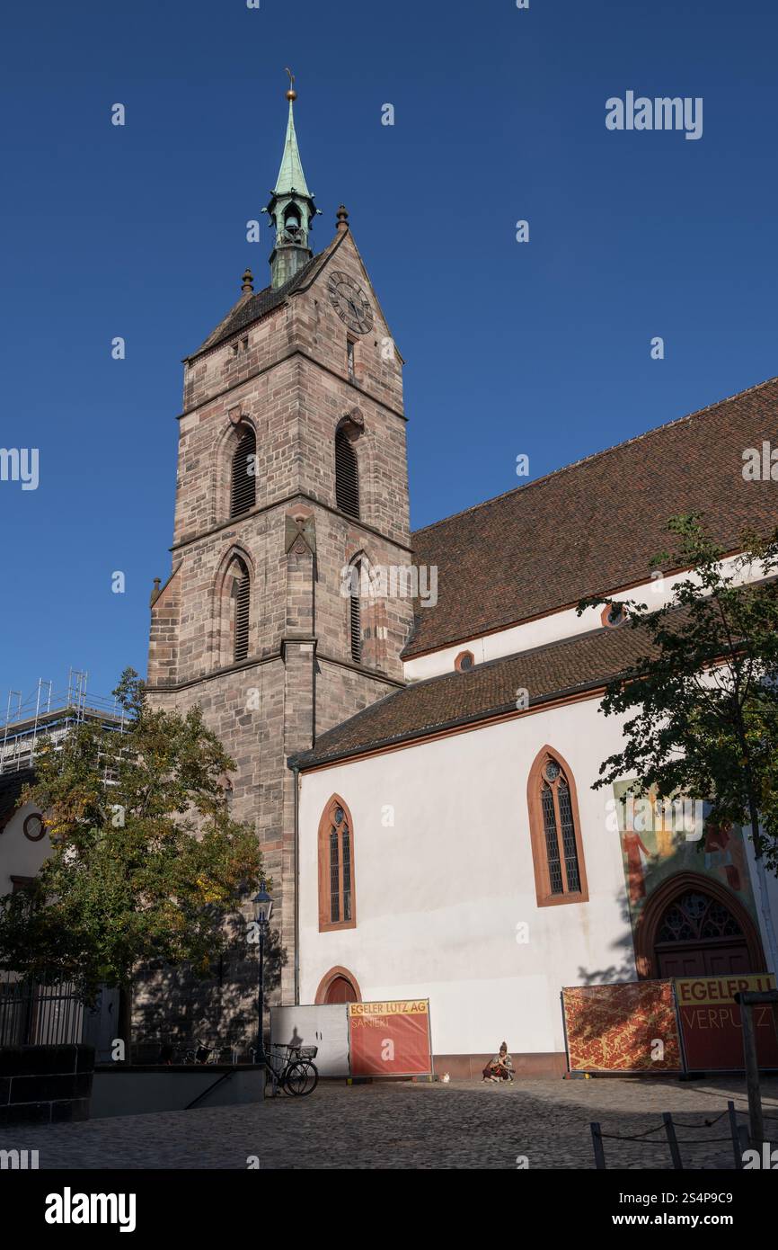 La Martinskirche - Église Martin sur Martinskirchplatz dans la ville de Bâle, Suisse. Banque D'Images