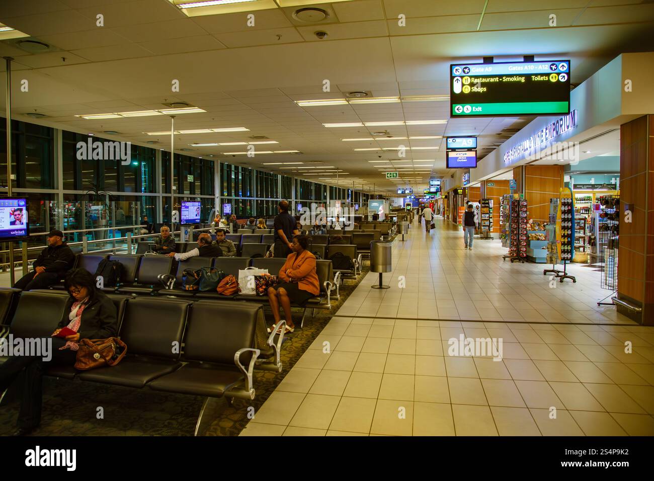 La zone Depature avec des bancs, des passagers et des magasins à l'aéroport international du Cap, Western Cape, Afrique du Sud Banque D'Images