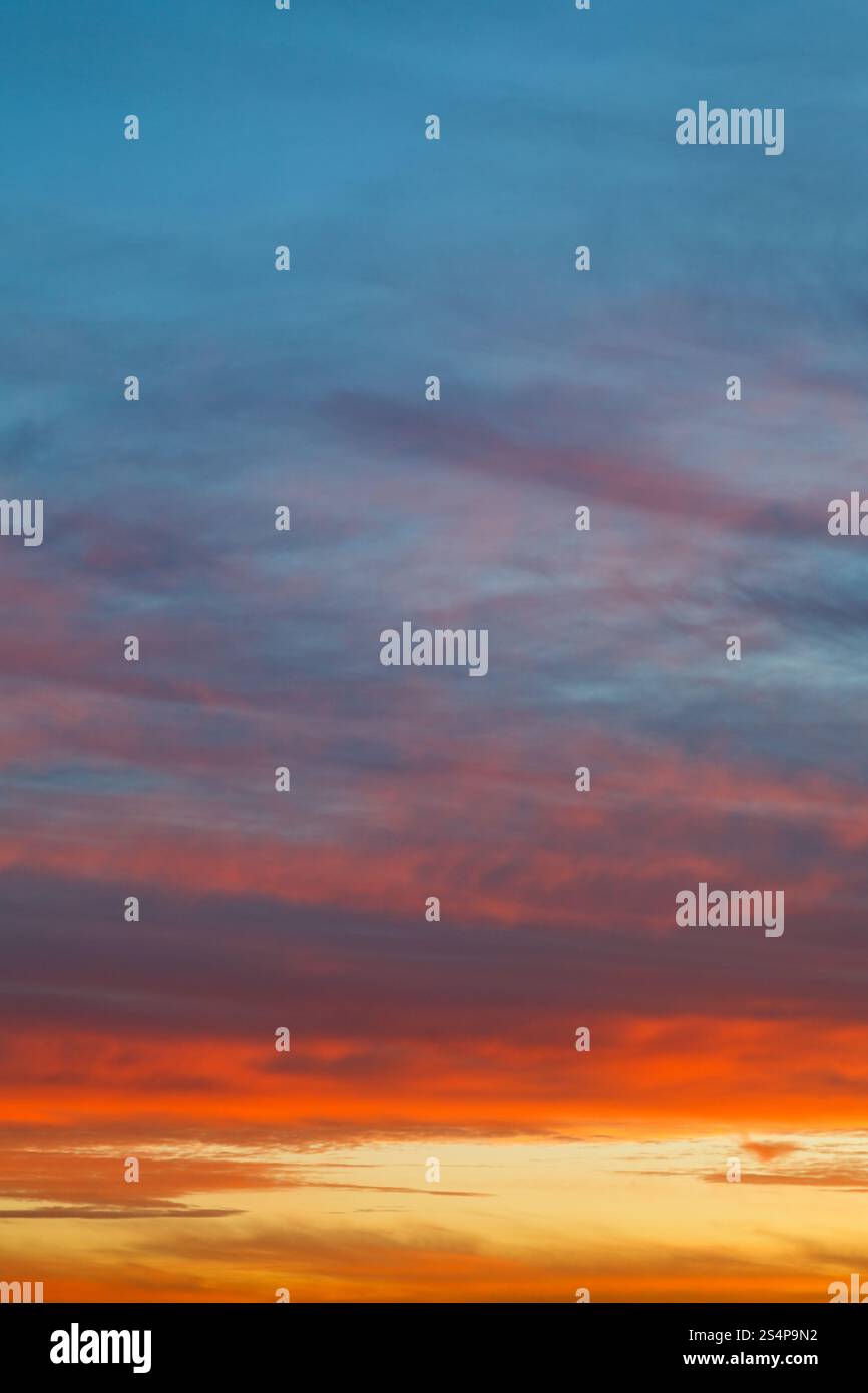 nuages lumineux de lever de soleil sous le ciel bleu du matin en automne Banque D'Images