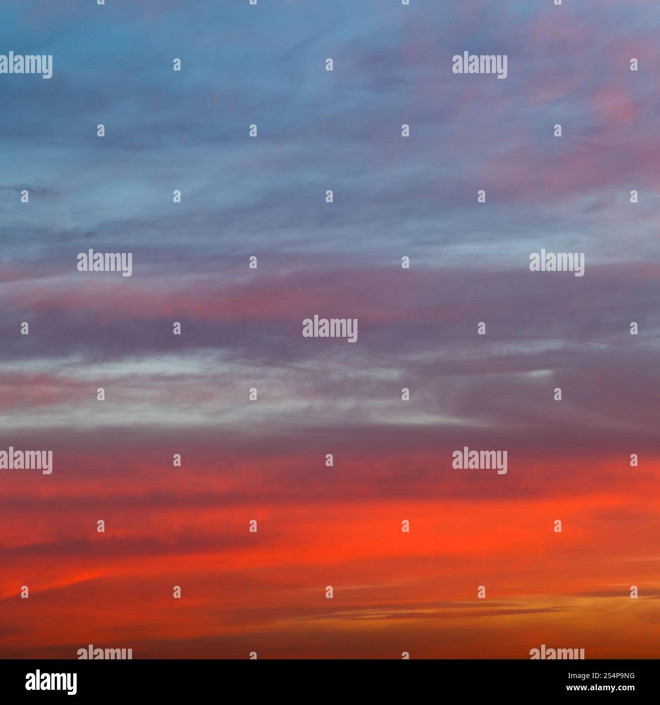 Orange rouge et bleu ciel lever tôt le matin en automne Banque D'Images