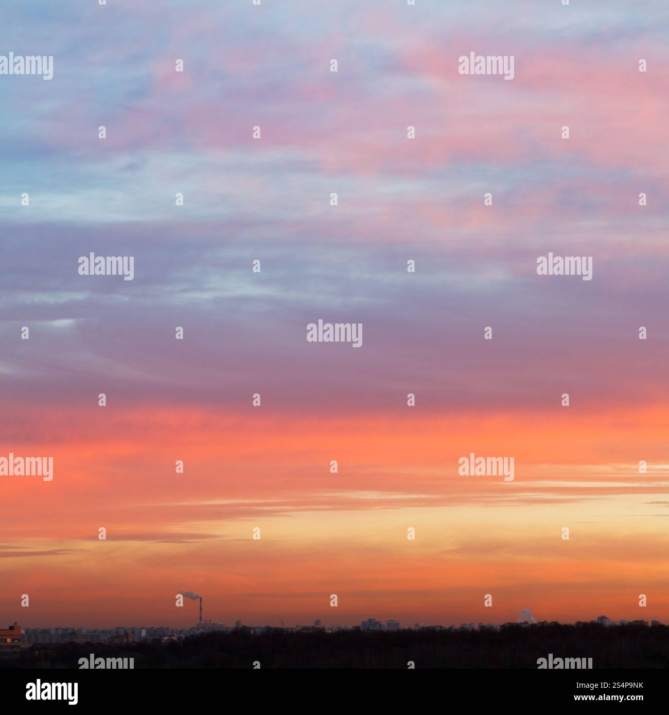 ciel au lever du soleil tôt avec des nuages bleus et roses au-dessus de la ville Banque D'Images