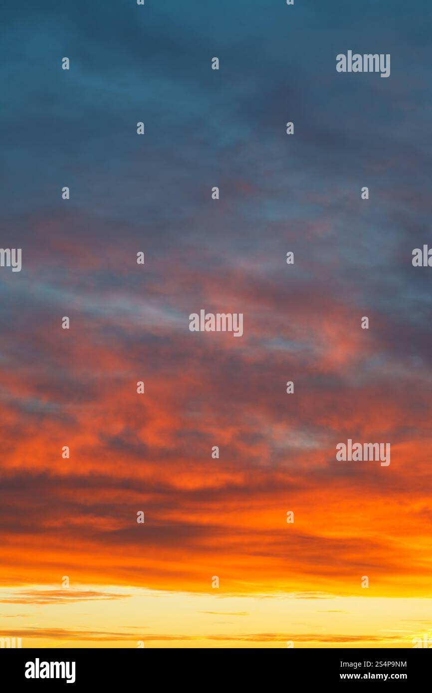 Lever du soleil jaune bleu ciel sous les nuages le matin en automne Banque D'Images