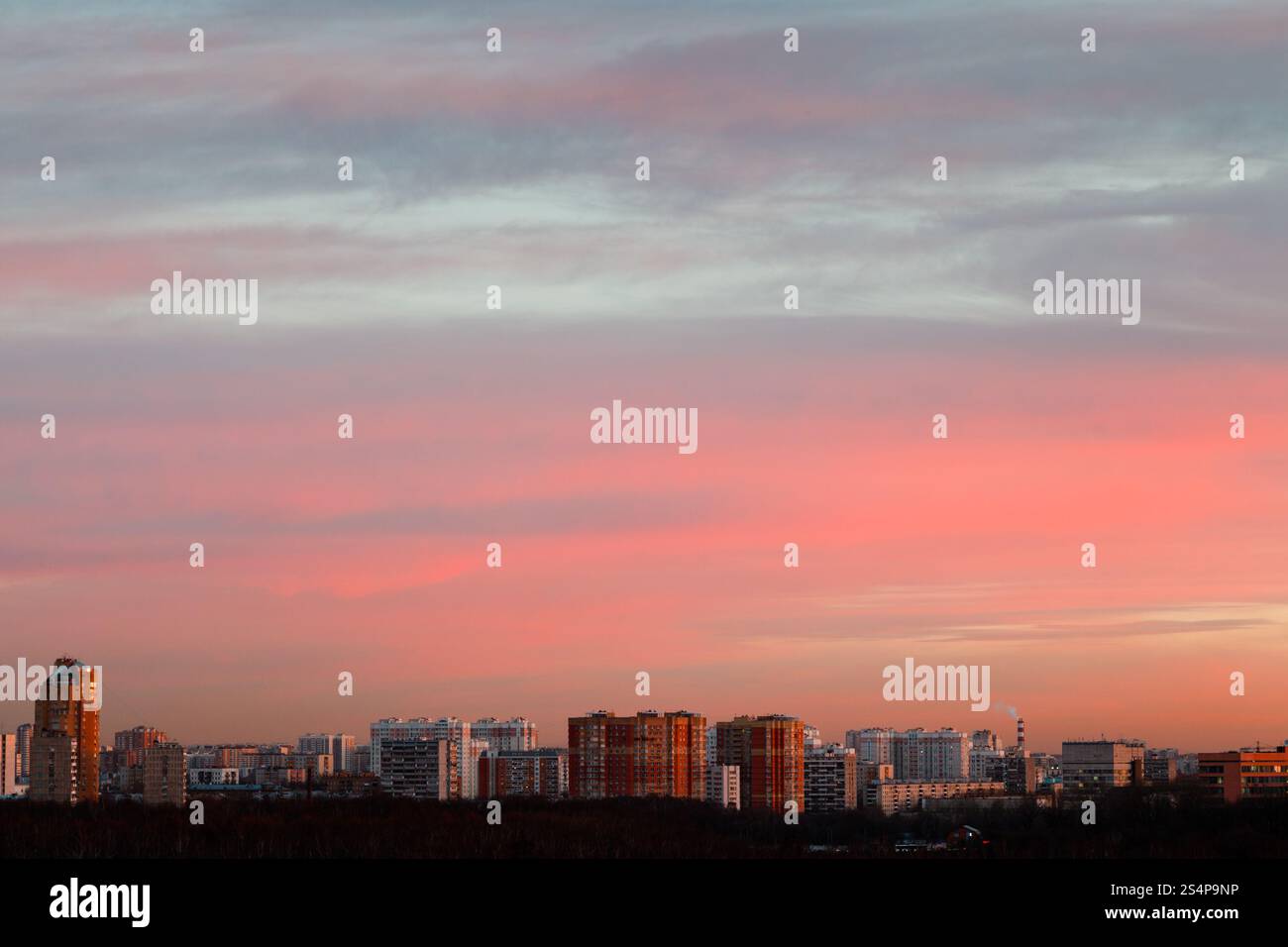 Rose et bleu délicat lever tôt le matin ciel de rue en milieu urbain Banque D'Images