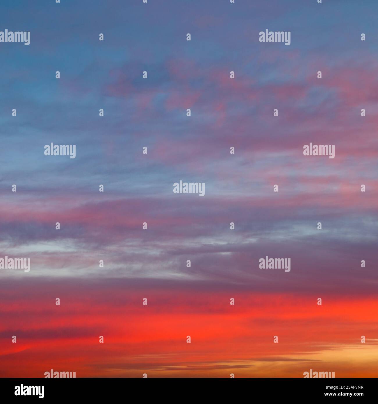 rouge foncé et bleu ciel lever du soleil tôt le matin en automne Banque D'Images