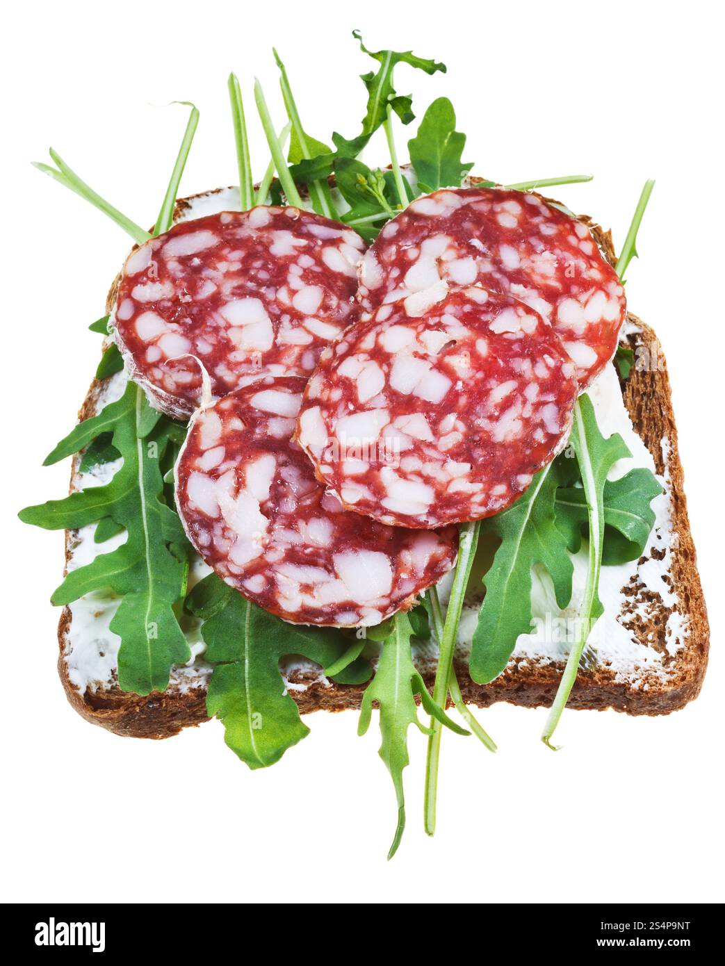 Sandwich de pain brun, de salami et salade verte isolée sur fond blanc Banque D'Images Sandwich de pain brun, de salami et salade verte isolée sur fond blanc Banque D'Images