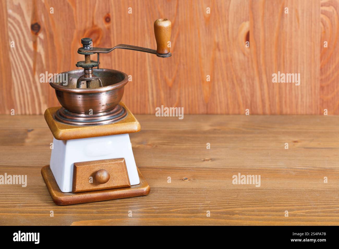 Moulin à café manuel vintage sur table en bois Banque D'Images