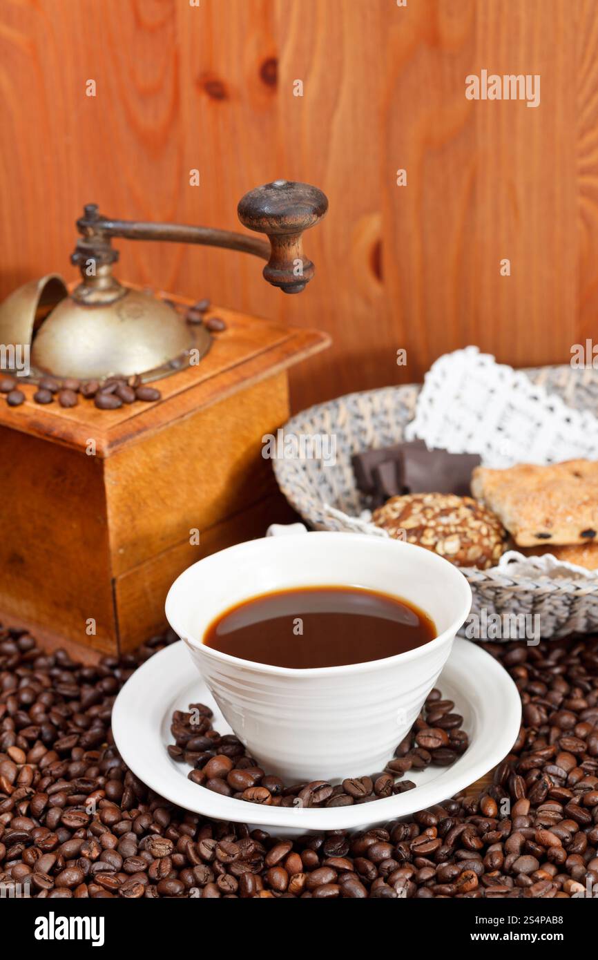 Tasse de café et de café torréfié avec moulin manuel en bois rétro, biscuit Banque D'Images