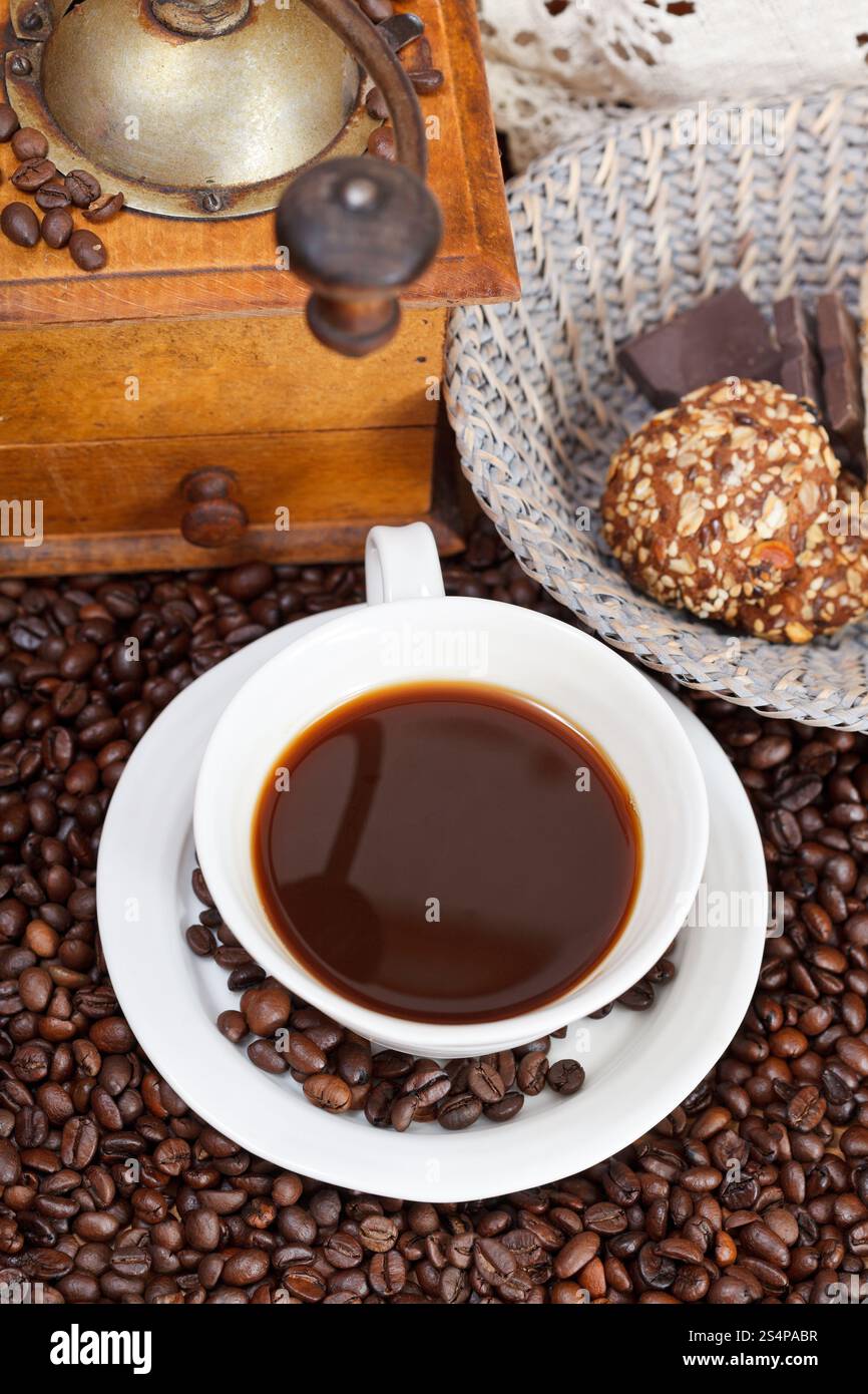 Au-dessus de la tasse de café et de café torréfié avec moulin manuel en bois rétro, biscuit, serviette ajouré Banque D'Images