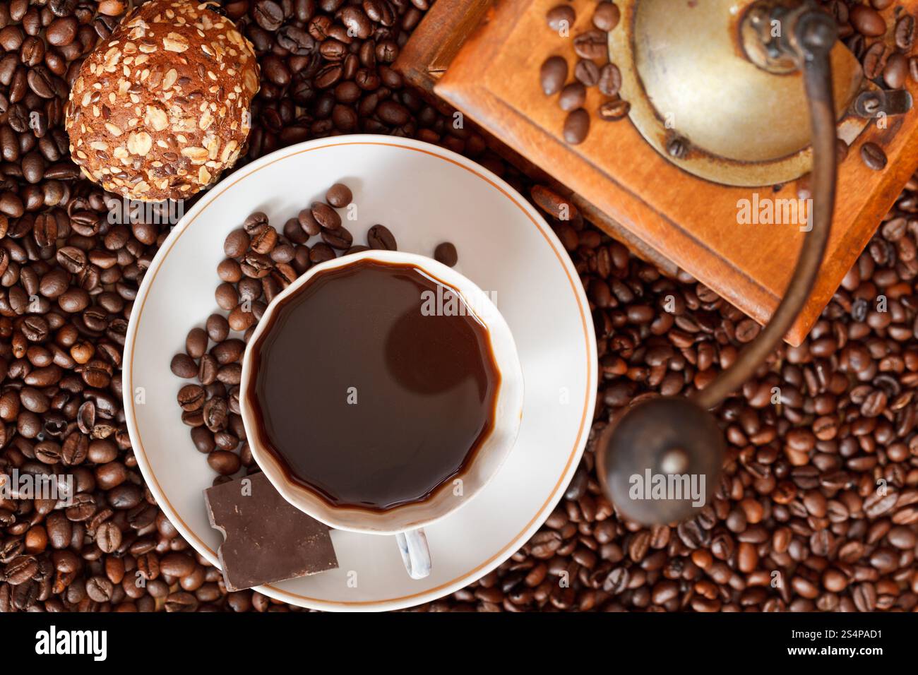 Vue supérieure de la tasse de café et de café torréfié avec moulin manuel en bois rétro avec biscuit Banque D'Images